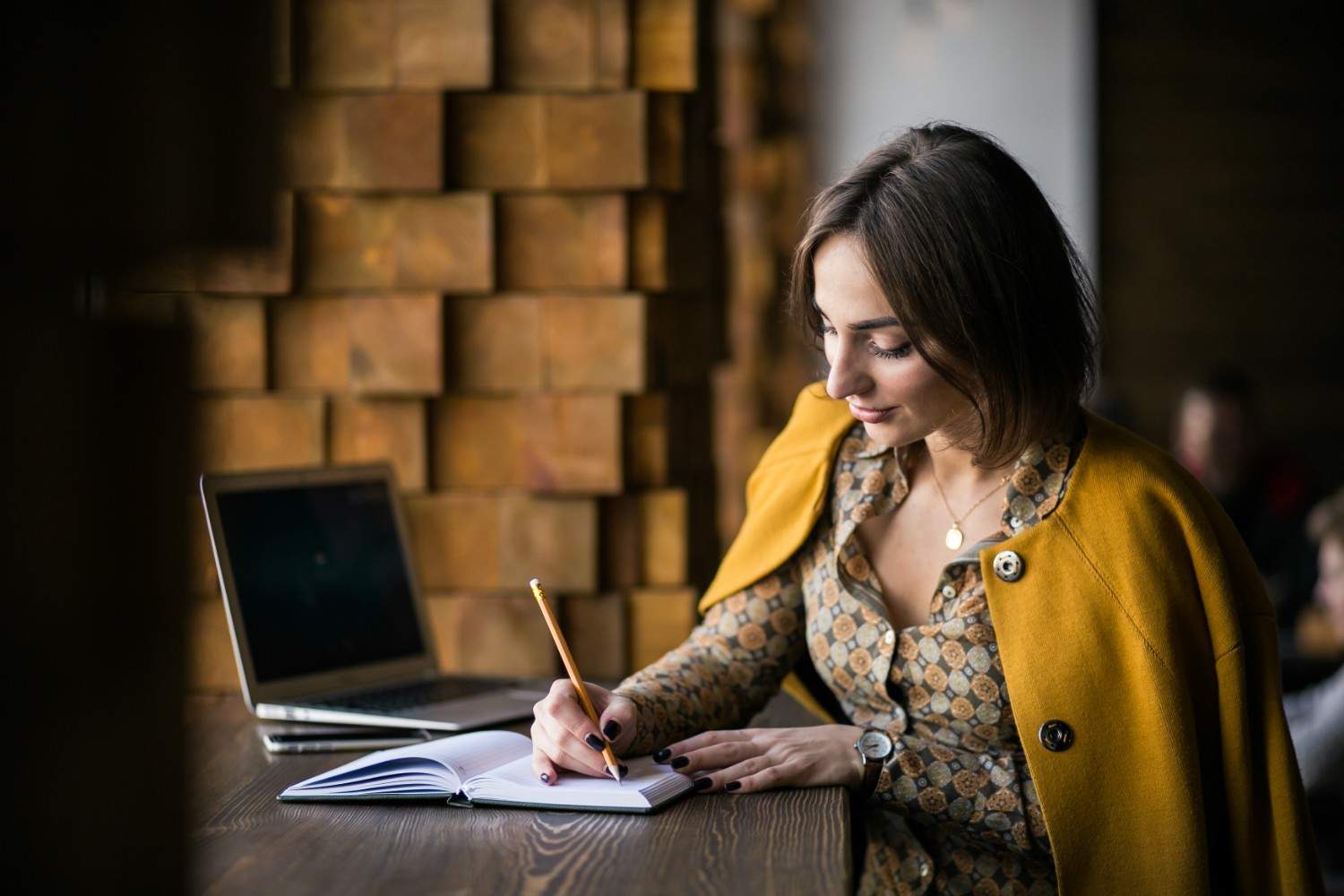 Where can you find specialized case study writing services and freelance help